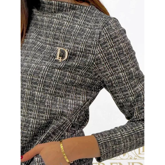Kockás tweed jellegű női ruha zsebekkel és "D" brossal - krém