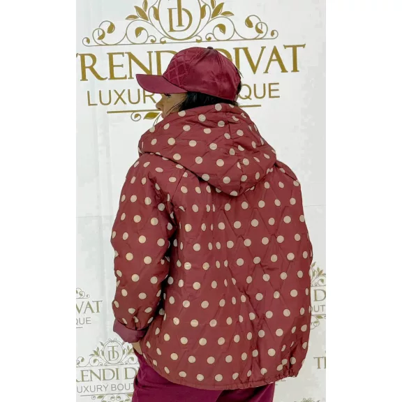 Oversize pöttyös női kabát kapucnival - Divatos átmeneti dzseki - Bordó Oversize pöttyös női kabát kapucnival - Divatos átmeneti dzseki - Bordó