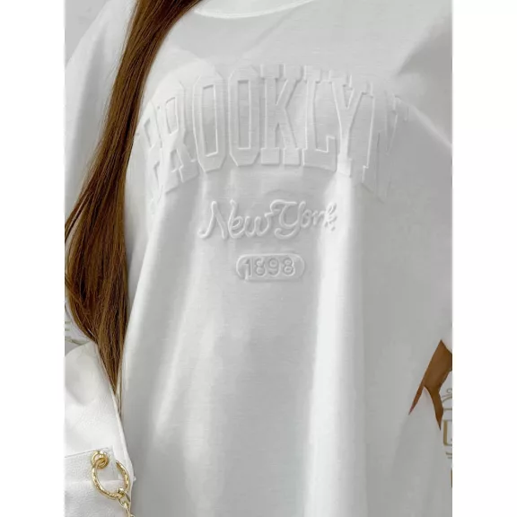Domború Brooklyn mintás oversize női tunika - Fehér Domború Brooklyn mintás oversize női tunika - Fehér