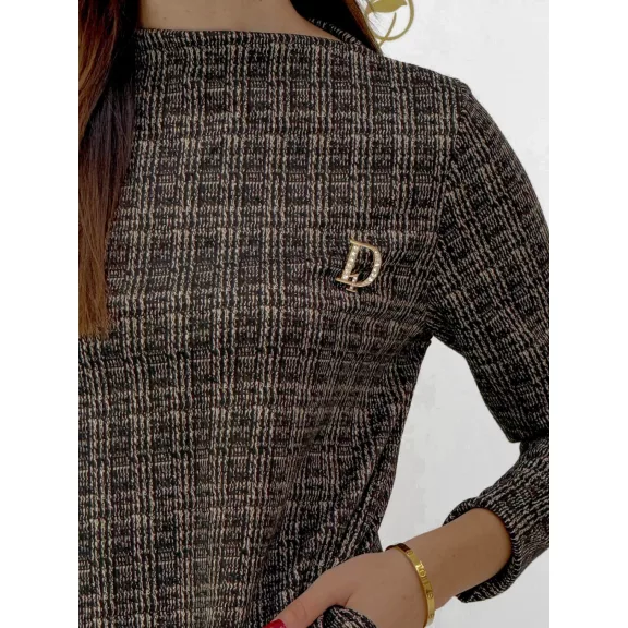 Kockás tweed jellegű női ruha zsebekkel és "D" brossal - camel Kockás tweed jellegű női ruha zsebekkel és "D" brossal - camel