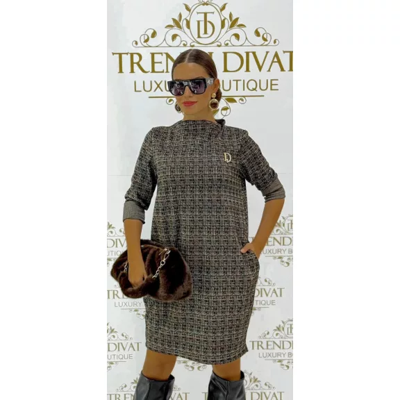 Kockás tweed jellegű női ruha zsebekkel és "D" brossal - camel Kockás tweed jellegű női ruha zsebekkel és "D" brossal - camel