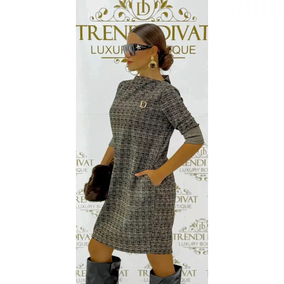 Kockás tweed jellegű női ruha zsebekkel és "D" brossal - camel Kockás tweed jellegű női ruha zsebekkel és "D" brossal - camel