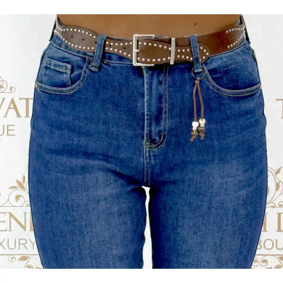 Plus size, koptatott kék Slim-Straight női farmer szegecses barna övvel "M1512-2" - XXL Plus size, koptatott kék Slim-Straight női farmer szegecses barna övvel "M1512-2" - XXL