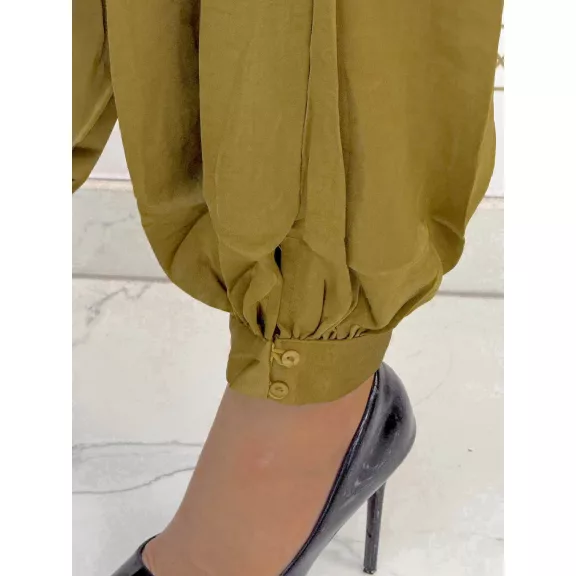 Szatén anyagú, elegáns fazonú, szára összegombolható nadrág - S/M - Zöld Szatén anyagú, elegáns fazonú, szára összegombolható nadrág - S/M - Zöld