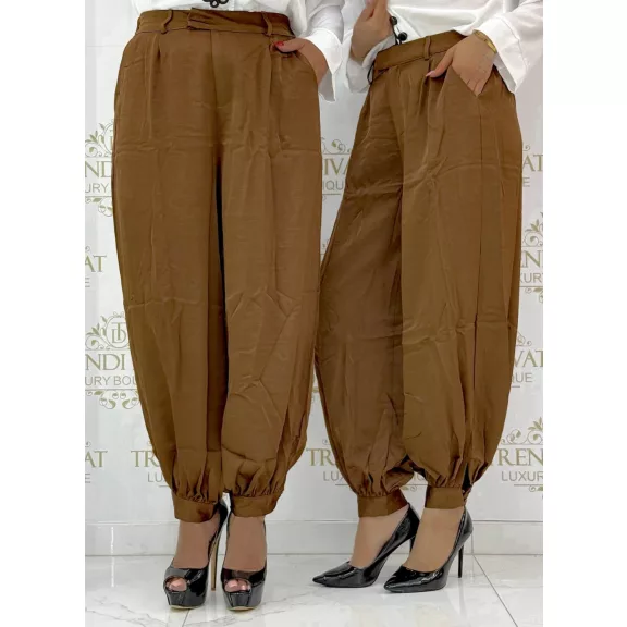 Szatén anyagú, elegáns fazonú, szára összegombolható nadrág - L/XL - Csoki Barna Szatén anyagú, elegáns fazonú, szára összegombolható nadrág - L/XL - Csoki Barna