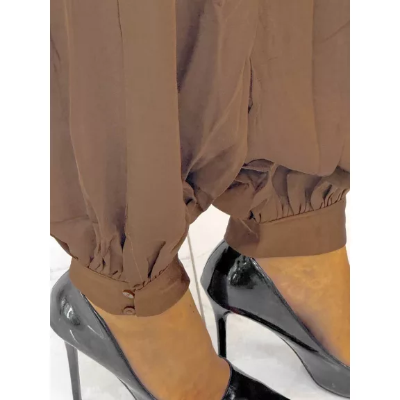 Szatén anyagú, elegáns fazonú, szára összegombolható nadrág - L/XL - Csoki Barna Szatén anyagú, elegáns fazonú, szára összegombolható nadrág - L/XL - Csoki Barna