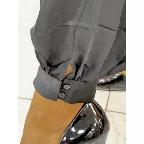 Szatén anyagú, elegáns fazonú, szára összegombolható nadrág - L/XL - Fekete