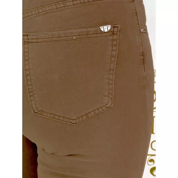 Magas derekú mogyoróbarna női mom fit nadrág barna övvel "BF5105-76" - XS Magas derekú mogyoróbarna női mom fit nadrág barna övvel "BF5105-76" - XS