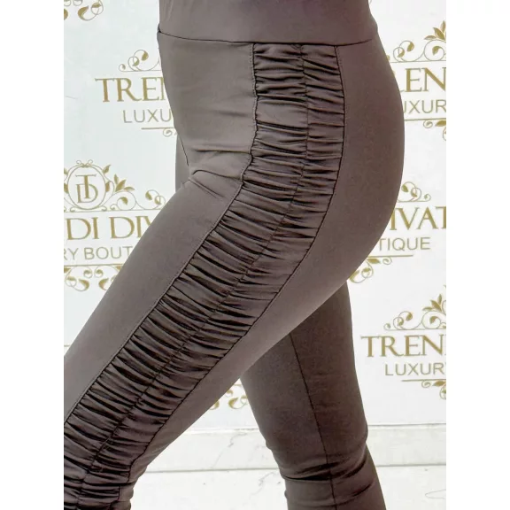 Magas derekú, oldalt ráncolt rugalmas anyagú leggings "M60002" - Csoki barna - XS Magas derekú, oldalt ráncolt rugalmas anyagú leggings "M60002" - Csoki barna - XS