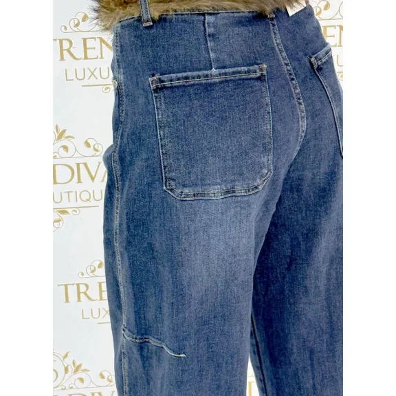 Mom fit magas derekú kék farmernadrág szőrmés övvel díszítve "BG1853-3G" - XS Mom fit magas derekú kék farmernadrág szőrmés övvel díszítve "BG1853-3G" - XS