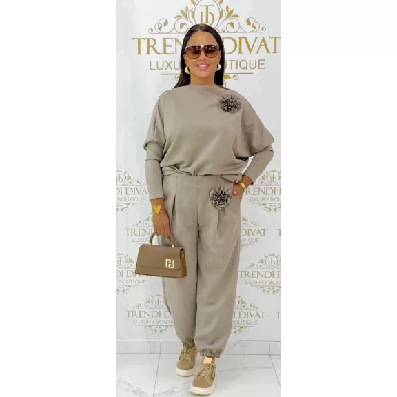 Two-piece casual ensemble with 3D removable floral decoration - Mid Brown