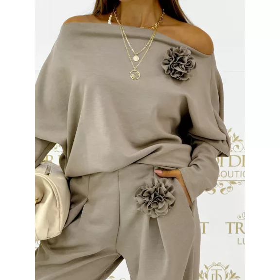 Two-piece casual ensemble with 3D removable floral decoration - Mid Brown