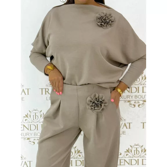 Two-piece casual ensemble with 3D removable floral decoration - Mid Brown