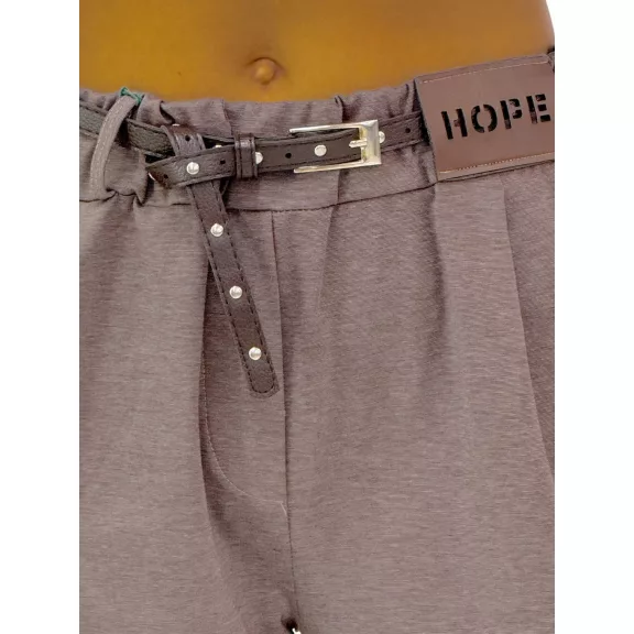 Lefelé szűkülő szárú női szövetnadrág, "HOPE" bilétával, ajándék övvel - Középbarna Lefelé szűkülő szárú női szövetnadrág, "HOPE" bilétával, ajándék övvel - Középbarna